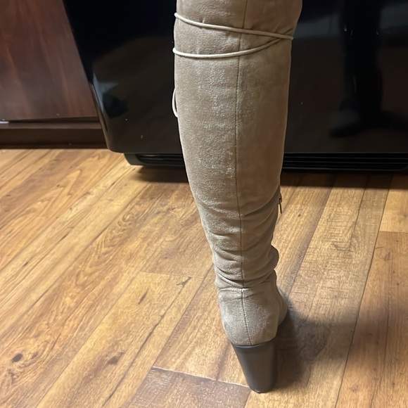 Tan knee high boots, high laced. - Picture 3 of 4
